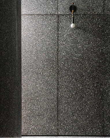 Поверхность каменного ковра в архитектурном интерьере