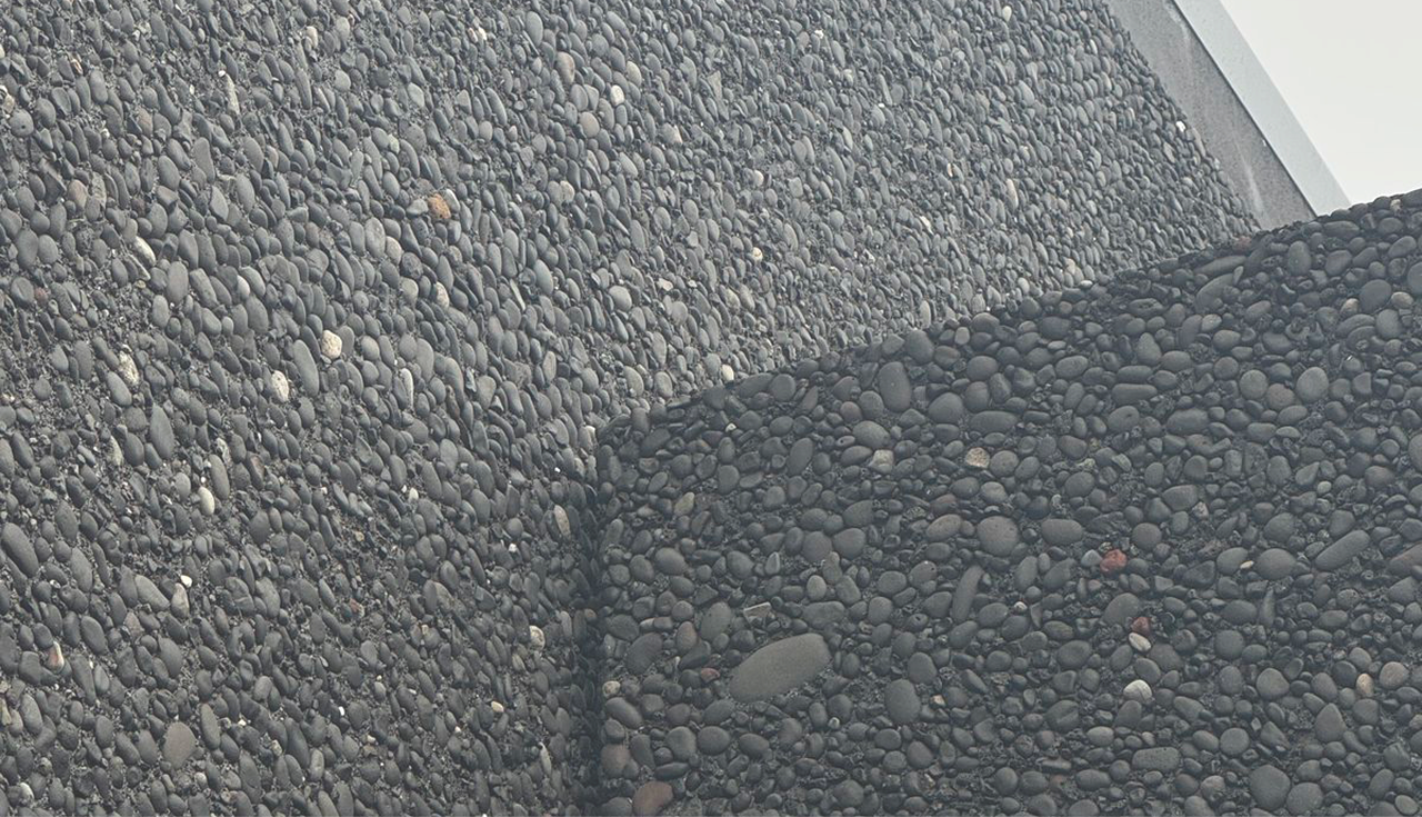 Тёплый фасад дома с архитектурной подсветкой